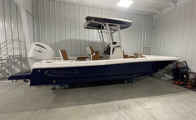 2026 Robalo 246 Cayman Biscayne Blue. 